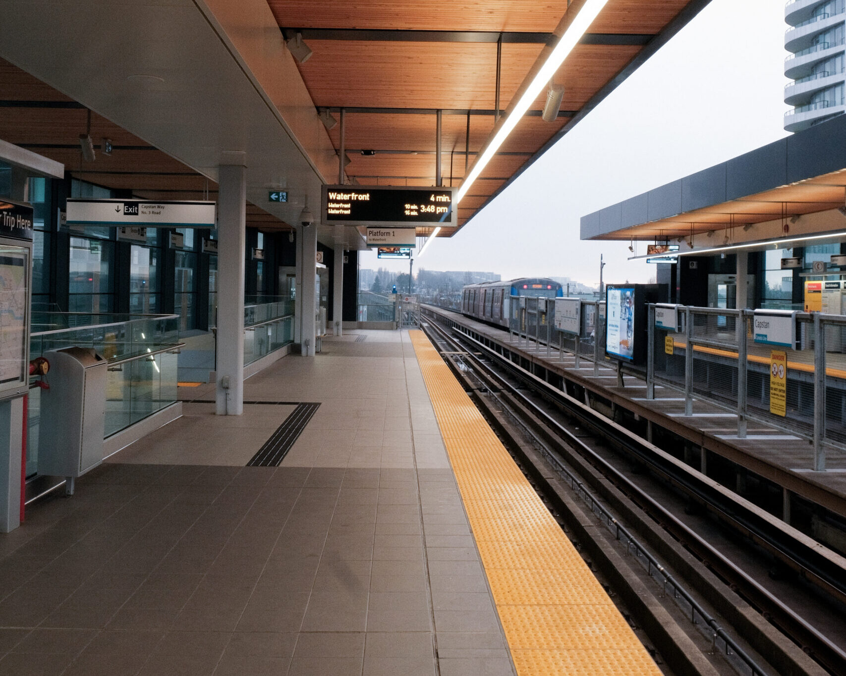Platform floor that has minimal markings